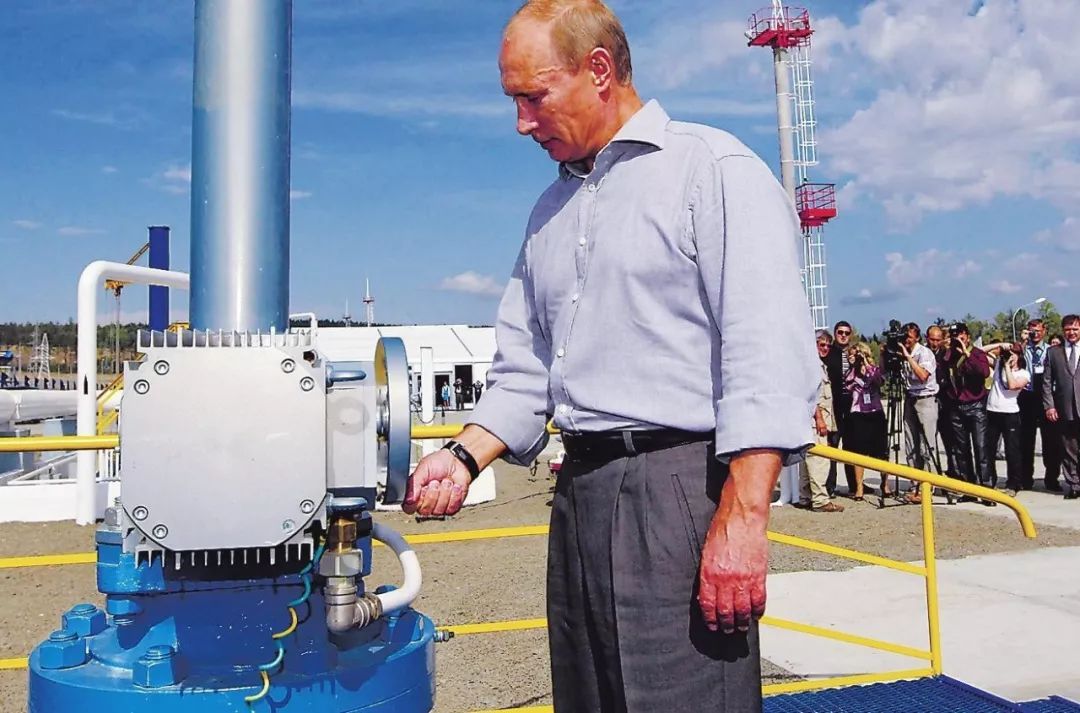 原标题：【大国】修建3千公里管道通往中国：俄罗斯押注中国天然气需求              濠江客注：今天推荐一篇从能源合作的角度讨论中俄关系的文章。俄罗斯有丰富的石油和天然气储藏，中国有巨大的能源需求，目前是全球石油进口第一大国，中俄又是邻国，有天然的地理优势，结成一对供应关系，既是优势互补也是现实需要，可谓天作之合