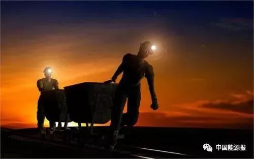 原标题：“每天开早班会，一眼望去，都是花白的头发”，人才短缺已成制约南方煤矿生存第一难题             人才是第一资源、第一生产力。但是近年来，煤矿一线却面临着严峻的人才短缺困境