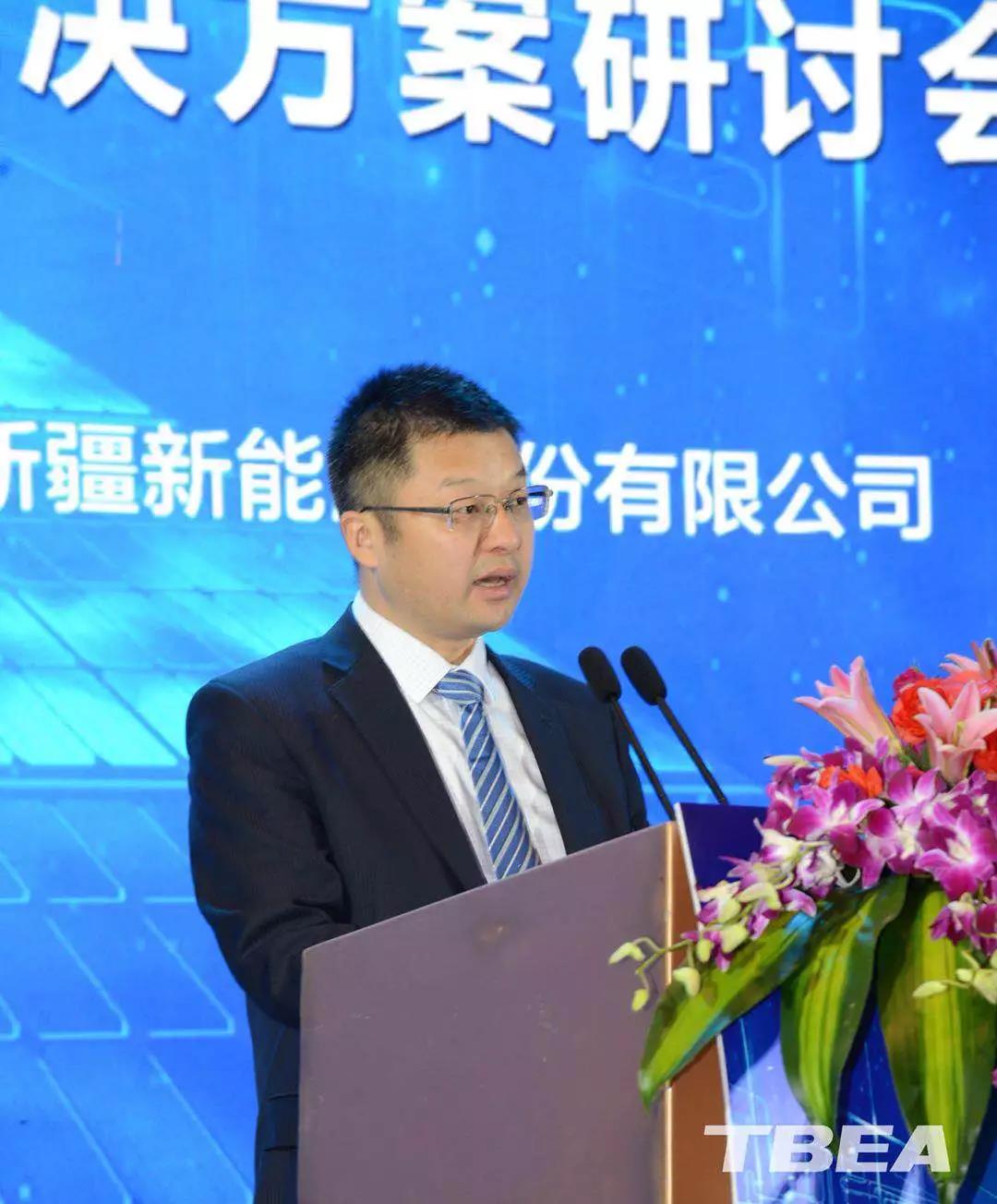 
	中國儲能網(wǎng)訊：4月13日，特變電工攜全新一代組串級逆變器——TS80KTL-PLUS，亮相“2018（西安）光伏平價創(chuàng)新解決方案研討會”，一掃不久前在第三批光伏領(lǐng)跑基地項目中的低迷表現(xiàn)。



	在當日舉辦的媒體見面會上，新特能源股份有限公司董事長、特變電工新疆新能源股份有限公司總經(jīng)理張建新接受了包括《能源》記者在內(nèi)的多家媒體聯(lián)訪