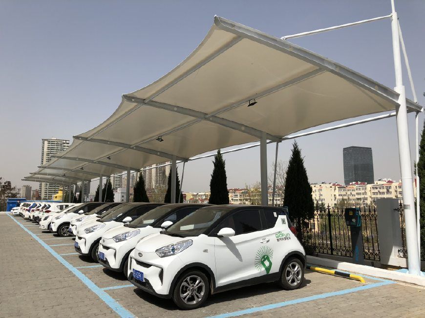 原标题：绿色出行再添亮点 青岛首设新能源汽车专用公共停车区             青岛首设新能源汽车专用公共停车区 2018年4月15日，特来电依靠安全充电技术优势，率先在青打造福州北路万科中心、连云港路速普瑞大型公共停车场新能源汽车专用停车区及停车位，为新能源汽车车主和运营商提供快捷、安全、一站式充电服务，加快充电车位专用化进程，为青岛环保绿色出行再添新亮点。  万科中心首设新能源汽车专用充电桩 越来越多的新能源汽车呼唤城市充电服务和停车服务再升级 近年来，新能源汽车发展迅猛，曹操、滴滴、首汽出行、大