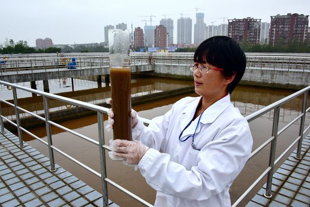 原标题：污水处理困局：“绿色家族”为何与可持续发展渐行渐远            　　当污水处理行业与可持续发展理念渐行渐远时，如何进行技术上的改造升级，成为了它目前所面临的挑战。  自1984年我国第一座大型城市污水处理厂在天津建成并投入运行以来，经过多年发展，住房城乡建设部的数据显示，截至2017年6月底，全国城镇累计建成运行污水处理厂4063座，污水处理能力达1.78亿立方米/日，与美国基本相当