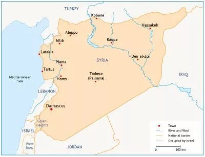 原标题：炮声轰隆|穿透政治、宗教、武装冲突的乱象，窥探叙利亚油气变局            翻译整理 | 傅正伟 编辑 | 扑克投资家，转载请注明出处 跟能源大国伊拉克相比，叙利亚在全球范围内绝对上不上一个大的石油玩家，尽管这两个国家之间有很长的边境线相交。不过，如果把目光移向叙利亚在东部地中海地区的邻国们，包括黎巴嫩、约旦、土耳其，以及以色列，就会发现，跟这些国家相比，叙利亚却变成了最大的产油国