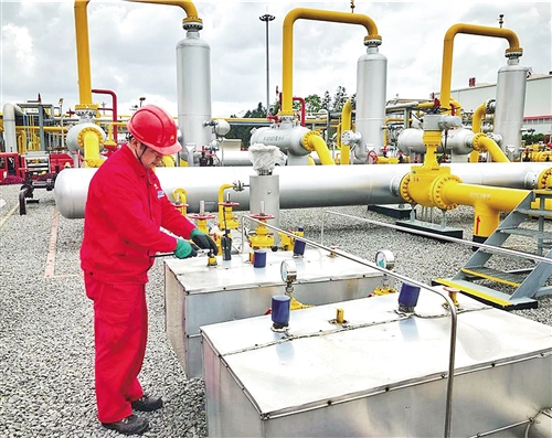 原标题：我国天然气年调峰能力达117亿立方米                            4月6日，中石油西南油气田公司相国寺储气库开始注气作业。本报记者 王轶辰摄  地下储气库在调峰和保障供气安全方面具有不可替代的作用和明显优势