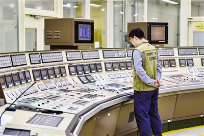 　　我国岭澳核电站1号机组连续13年无非计划停机停堆，截至4月12日，实现连续安全运行4381天，创造了国际同类型机组连续安全运行天数的最高纪录。图为工作人员在岭澳核电站1号机组主控室监看机组运行情况