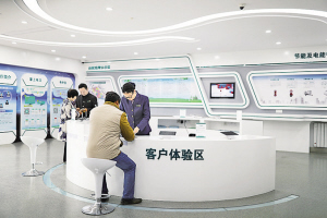 
　　①客戶在供電所營業(yè)廳咨詢業(yè)務。

　　②供電員工為客戶宣傳預約上門服務業(yè)務