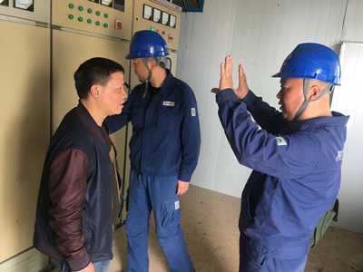 　　本網(wǎng)陜西訊(賀軍世)在脫貧攻堅工作中，陜西地電西鄉(xiāng)供電分公司堅持問題導(dǎo)向，堅持扶貧與“扶志”“扶智”結(jié)合，激發(fā)群眾內(nèi)生動力，加大脫貧政策宣傳，因地制宜落實產(chǎn)業(yè)扶貧政策，推動貧困群眾的自我發(fā)展能力，使有勞動能力的貧困人口有一技之長，變“要我脫貧”為“我要脫貧”，不斷增強(qiáng)貧困戶“造血”能力?！　诜鲐氉叱鲆粭l康莊路　　八山一水一分田”是西鄉(xiāng)縣兩河口鎮(zhèn)地形地貌的真實寫照，山多地少，農(nóng)民傳統(tǒng)種植是苞谷、洋芋、稻谷“老三件”，經(jīng)濟(jì)效益不高