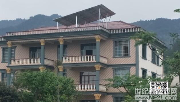  4月11日上午，湖南新化縣發(fā)生一起光伏安裝意外事故，一位工作人員在安裝操作過程中，接觸到屋頂?shù)碾娋€，發(fā)生意外事故。





近幾年，分布式光伏電站發(fā)展井噴，電站安裝和維護(hù)人員的工作量日益增加，而電站的安裝和日常維護(hù)都涉及到電，就存在著很多危險(xiǎn)的情況，作為光伏安裝公司和企業(yè)，我們?nèi)绾伪ＷC光伏電站在施工安裝過程中的安全呢?



在光伏電站作業(yè)時(shí)，一線工作人員如何避免觸電?

首先，最為保險(xiǎn)的方案，遇上大風(fēng)、大雨、大雪、大霧等極端天氣時(shí)，應(yīng)立即停止室外作業(yè)