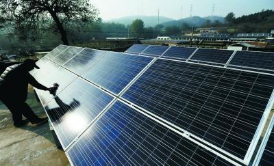 利用煤改電居民的屋頂，建設(shè)分布式光伏發(fā)電系統(tǒng)；每個(gè)縣(市、區(qū))選1-2個(gè)整村推進(jìn)光伏+煤改電供暖試點(diǎn)。日前，我市制定《石家莊市光伏+電代煤試點(diǎn)實(shí)施方案》，深入推進(jìn)清潔能源替代