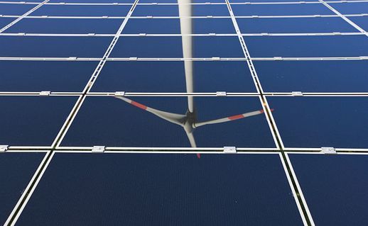 　　记者从4月11日在京召开的“光伏领跑者项目技术方案可靠性与经济性分析研讨会”上获悉,目前光伏行业发展态势“比较稳定”,前两个月多晶硅产量3.77万吨、增长27.2%。&nbsp;　　组件产量和去年基本持平,1月份出口额为14.5亿美元,增长36.6%