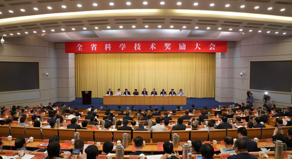                        4月11日，浙江省委省政府在省人民大会堂隆重召开浙江省科学技术奖励大会，对2017年度浙江省科学技术奖进行表彰。由运达风电实施完成的“低风速风电机组关键技术及产业化”项目荣获2017年度省科学技术奖一等奖，这是运达风电继2010年之后再次荣获该奖项，浙江运达风电股份有限公司副总经理、风力发电系统国家重点实验室主任叶杭冶代表项目团队领奖