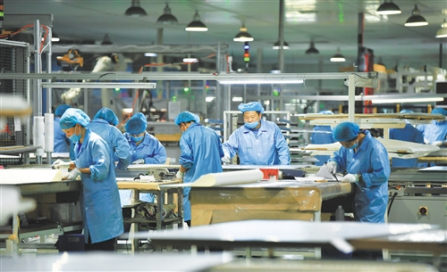 原标题：“光伏+取暖” 助力清洁能源发展                            4月15日，河北保定市英利集团有限公司光伏生产车间，工作人员正在生产。  近日，“光伏+取暖”系统科普万里行暨河北首批“光伏+取暖”示范项目落成仪式新闻发布会在河北保定举行