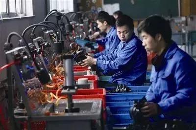 
	每年过完年，都会有报道，说什么企业招工难。


	


	尤其是沿海制造业基地，最近这十来年，没一年不吵不闹的：老子招不到人！


	


	想想2008年前，那时候的70后们要想进个像样子的工厂，还得托熟人，请客送礼之类的，跟孙子似的