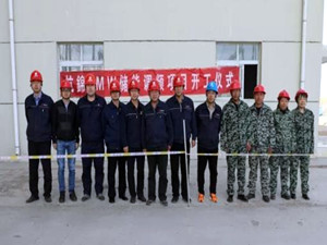 
	中國儲(chǔ)能網(wǎng)訊：4月16日，伴隨著爆竹聲的隆隆作響，內(nèi)蒙古能源發(fā)電杭錦發(fā)電有限公司9MW儲(chǔ)能調(diào)頻項(xiàng)目啟動(dòng)儀式在公司2號(hào)機(jī)組空冷島東側(cè)舉行。


	



	據(jù)項(xiàng)目負(fù)責(zé)人介紹，該項(xiàng)目由江蘇海基新能源股份有限公司、北京睿能世紀(jì)科技有限公司、河北冀電電力工程設(shè)計(jì)咨詢有限公司三方共同注冊(cè)成立的江蘇海眾新能源科技有限公司全額投資建設(shè)，預(yù)計(jì)于2018年6月底建設(shè)完成