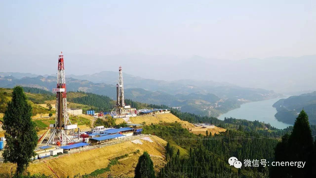 原标题：2020年我国页岩气产量将达到170亿立方米，但仍比政府规划少了近一半            　　【编译/观察者网 陆雨聆】近年来，我国页岩气产业发展迅猛。全球能源和金属行业权威咨询机构伍德麦肯兹(Wood Mackenzie)在今天（17日）发布报告称，待到2020年，中国页岩气产量有望达到170亿立方米