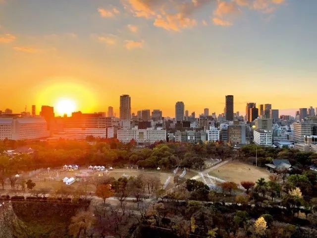 原标题：曾经日本经济的重要一极，如今却失掉了方位，关西经济的沉浮值得深思……            一起不大的跨国并购案，在日本关西经济界激起一道涟漪后，没多久又归于平静。  日落大阪 这一并购案的目标是京都大学产学研联合企业GLM