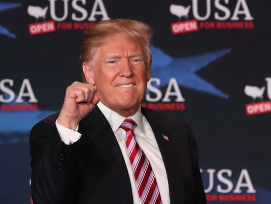 原标题：特朗普：“美国经济正在复苏，人民正在取得胜利。”             【图片说明】美国总统唐纳德·特朗普在佛罗里达州Hialeah举行的一场商业圆桌会议上盛赞经济复苏和税收改革的成效