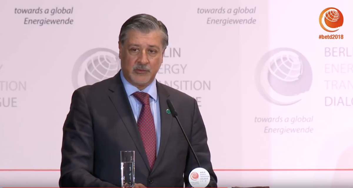 原标题：IRENA：到2050年可再生能源必须占能源总量的2/3            国际可再生能源署（IRENA）指出，目前的排放趋势无法实现限制温度上升低于2℃，因此立即采取行动至关重要，从而使世界不会在不到20年时间里耗尽其与能源有关的碳预算，为化石燃料留下了足够的空间来支配全球能源结构。  在柏林举行的能源转型对话中，IRENA总干事阿德南·阿明表示，要实现全球能源的脱碳，到2050年可再生能源必须占能源总量的至少2/3