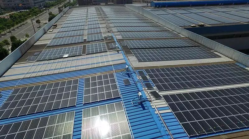 原标题：厉害了！宁波杭州湾新区成为国内首个分布式光伏在线控制示范区              绿色、环保、可再生……时下，利用光伏发电已不再是一件稀奇的事，但在光与电的转换过程中能否确保百分之百安全，可能就值得商榷了。在天气晴热、光照强烈的环境下，光伏板随时会遇到由电压越限所带来的安全隐患，宁波杭州湾新区首推的一项名为“分布式光伏在线控制技术”让这个问题迎刃而解