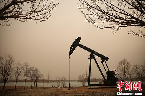 　　中新社内蒙古呼和浩特4月18日电 (记者 李爱平)中新社记者18日从正在乌兰察布施工的中国石油华北油田勘探事业部得到证实，该勘探部在内蒙古自治区乌兰察布市察右后旗境内发现一处油田，初步预测储量约3000万吨左右。　　资料图：油田