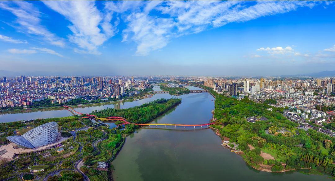 原标题：让天更蓝，山水更美！金华2019年实现西气东输“县县通”！            省发改委近日下达2018年全省天然气管道投资建设计划，我市东阳和磐安开通“西气东输”天然气的时间表基本明朗，其中东阳力争于2018年6月底具备投产条件，东阳—磐安天然气管道列入2018-2019年建设计划，年内要完成50%左右的工程量，2019年建成投产。磐安通气后，我市将圆满实现管输天然气“县县通”的目标