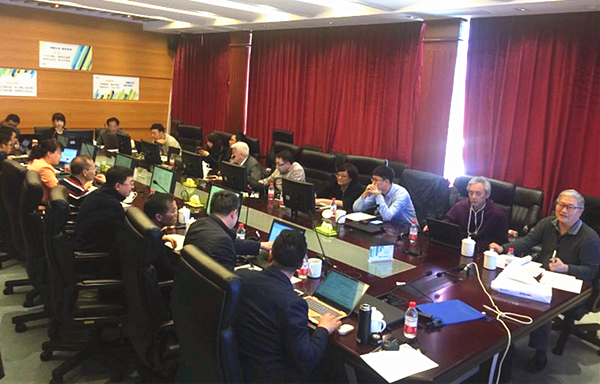 　　【中国仪表网 仪表会议】为加强对国际先进标准的跟踪与研究，实质性参与国际标准的制定，全国电工仪器仪表标准化技术委员会于3月28日至3月29日在上海召开“IEC62052、IEC62053”系列国际标准研讨会，针对此系列国际标准草案进行深入研讨，以提出有价值的中国意见，提高我国参与国际化活动的话语权。  图为研讨会现场 　　受委员会的邀请，江苏计量院产品所总工邵羽达赴上海参会，在两天的会议中，积极参与会议讨论，重点在电气安全部分的内容提出了相关的修订