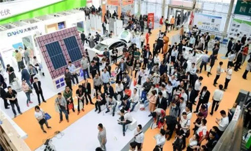 原标题：从济南光伏展看一线厂商户用光伏品牌的销售策略             作者/夏荷 华夏能源网独家原创，转载须授权 受上网电价调整等多重因素影响，2017年光伏发电市场规模快速扩大，新增装机5306万千瓦，其中，光伏电站3362万千瓦，同比增加11%;分布式光伏1944万千瓦，同比增长3.7倍。分布式光伏发展继续提速，浙江、山东、安徽三省分布式光伏新增装机占全国的45.7%