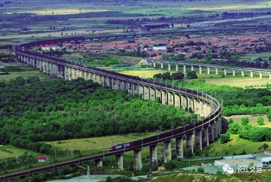 原标题：【长江交运 | 公司深度】大秦铁路：经营趋于稳健，类债属性增强             电煤供需结构影响铁路运量，预计2018年运量维持高位 铁路煤炭运输属于电煤产业链的中间环节，运量受到上游煤企供给和下游火电需求的双重影响。预计2018年煤炭供需紧平衡状态持续，对于运输环节而言：供给端，供给侧改革使煤价上升，煤企经营改善，转运意愿修复；需求端，受益于火电需求、煤炭能源地位和宏观经济复苏，用煤需求将稳定增长，相应运输需求同步改善