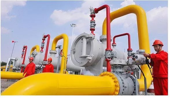 原标题：关注丨中国天然气“库房”少，“政府之手”问题多，专家说出“气荒”真相              全国多地闹“气荒”，政府之手问题多 文丨查全衡 改革开放以来，我国石油上游业持续发展。国内原油年产量由1.04亿吨增长至现在的2亿吨左右；天然气年产量由137亿立方米增长至1400亿立方米以上；境外权益油由0增长至1.5亿吨，取得了举世瞩目的成就