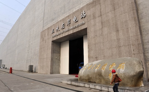 
　　“22年来，三峡集团在境内外累计发行各类债券106期，融资额达到4117亿元，与同期限银行贷款利率相比，累计节约财务融资成本超过260亿元；已累计兑付2340亿元，还本付息无一违约。”三峡集团总会计师杨亚向《经济参考报》记者报出这一连串数字时不无自豪