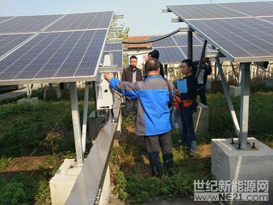 近日，湖北省大冶市审计局对各乡镇光伏发电扶贫项目进行了专项审计调查，审计人员在摸清光伏扶贫项目建设、运营和后期管护情况的基础上，实地核实光伏电站的建设进度和质量，重点了解电池板安装、配套设施建设进展以及实际发电量情况，判断项目的运行效益，确保扶贫项目的“真造血”，促进贫困村的经济效益和生态效益的有力提升。图为审计人员现场核实光伏项目的建设情况