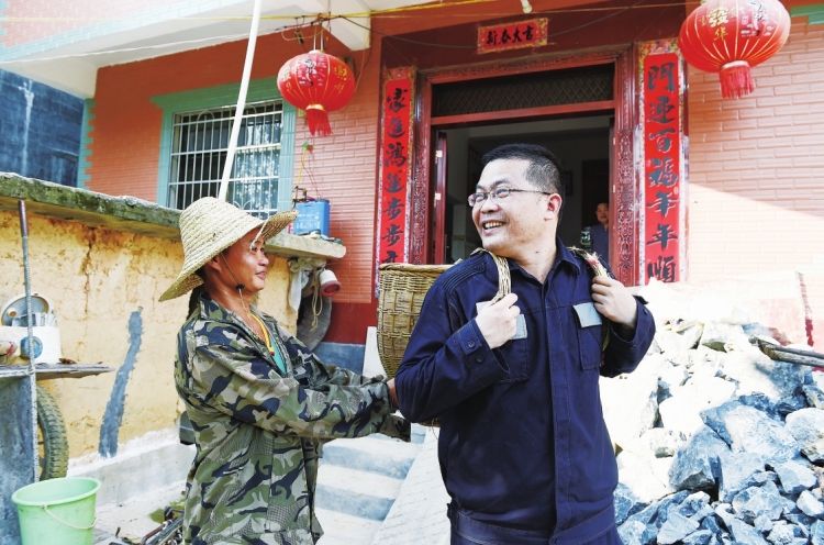 
　　駐村書記周晨與廣西壯族自治區(qū)東蘭縣坡索村的村民親如一家?！●频?攝

　　廣東省揭陽市揭西縣井美村：行業(yè)產(chǎn)業(yè)多策并施

　　井美村是南方電網(wǎng)公司總部駐廣東唯一對口扶貧點(diǎn)，公司駐村扶貧干部通過“送政策、送溫暖、送服務(wù)”，從貧困村、貧困戶實(shí)際出發(fā)，因村因戶制宜，制訂切實(shí)可行的幫扶措施