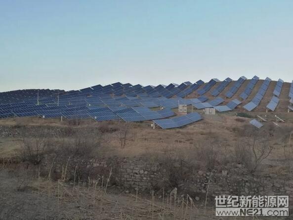  4月13日，河北省首批“光伏+取暖”示范項(xiàng)目落成儀式在保定市舉行。儀式現(xiàn)場，英利集團(tuán)發(fā)布了我國首個(gè)“光伏+取暖”系統(tǒng)品牌——因能