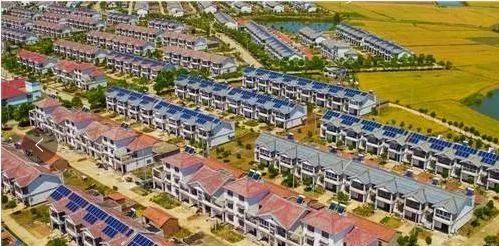 原标题：为什么屋顶银行能赚钱？            2018年已经过去一个季度，年初制定的计划实现了吗？或者还是安静的躺在纸上？ 一个亿的小目标实现不了，那至少通过努力，让自己不断的靠近目标吧~比如，找找你身边的商机，投资建设属于自己的屋顶银行。  光伏行业风起云涌，今天就跟大家说说，2018年，投资建设屋顶银行——户用光伏电站的几大好处！ 更便宜还有补贴拿  虽然今年政策规定补贴下调了，但为了维持收益稳定，投入安装户用光伏系统的价格也低了，所以过去10元一瓦的电站，现在根本用不了这么高，更主要的是现在