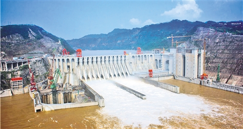 　　上图为向家坝电站泄洪全景。本报记者　王轶辰摄　　上图、左图均为福清兴化湾30万千瓦海上风电场一期工程（样机试验风场）建设现场