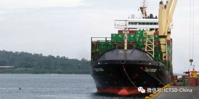 原标题：联合国航运机构采纳首个减排目标             联合国下属的国际航运机构通过了一个标志性的目标，旨在到本世纪中期把该行业的排放比2008年排放水平削减至少50%。这是首个这样的目标