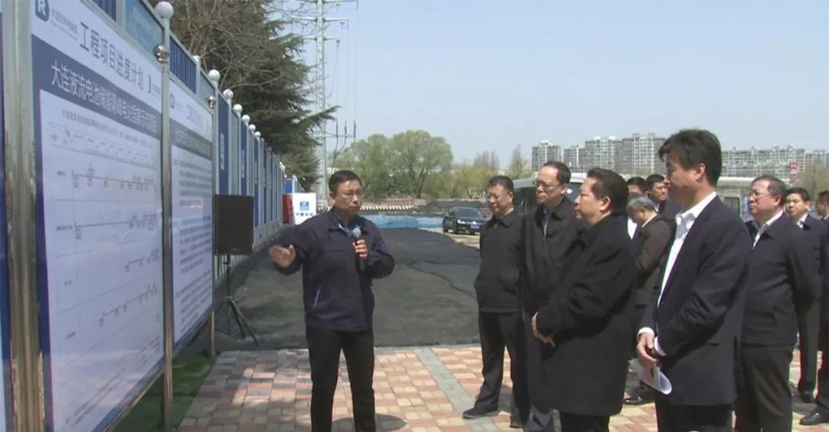 
	中國儲能網(wǎng)訊：4月17日上午，省委書記、省人大常委會主任陳求發(fā)來到熱電集團國家示范項目大連液流電池儲能調(diào)峰電站的施工現(xiàn)場，開展實地考察調(diào)研。遼寧省委常委、大連市委書記譚作鈞，遼寧省委常委、省委秘書長、省委辦公廳主任劉煥鑫，大連市委副書記、市政府黨組書記、市長譚成旭，集團公司黨委書記、董事長邵陽，黨委副書記、總經(jīng)理田魯煒，恒流公司總經(jīng)理梁立中，融科儲能董事長劉延輝等陪同調(diào)研