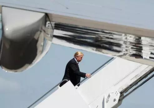 原标题：观点丨石油的威力正在下降，却是特朗普手中的利器            即可订阅 导读 最近，沙特阿拉伯国家石油公司正忙着美国上市，想在全球首次公开发行股票，没想到遭遇了美国投资人的冷淡和质疑。沙特石油公司全球上市，理应会掀起比11年前中石油A股上市时还要疯狂的情景，上亿股民取钱买股，借钱买股，卖房买股，只为能申购几手中石油新股，但是这次沙特石油公司没能出现这样的盛况，能不能在美国挂牌上市，都还是个未知数