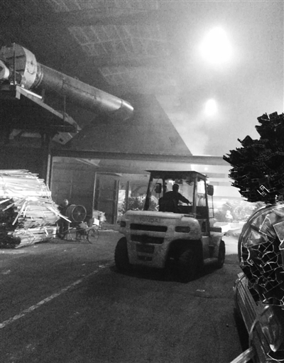  




　　这家企业熔铸炉产生的烟尘大部分无组织排放。 许亚梅摄
　　广东省佛山市环保局执法人员近日将一份150万元的罚单送到三水凤铝铝业有限公司