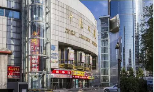 
	中國儲能網(wǎng)訊：近日，為促進節(jié)能減排、合作共贏，北京仟億新能與國貿(mào)附近中服大廈就儲能電站節(jié)能服務達成合作，此舉有利于中服大廈低碳發(fā)展。


	



	中服大廈是一座集多功能服務、豪華商場為一體、采用先進電腦管理系統(tǒng)進行管理的高級寫字樓，擠身于京城四大高層建筑之列，坐落在舉世聞名的長安街與高級寫字樓云集的東三環(huán)之交匯處