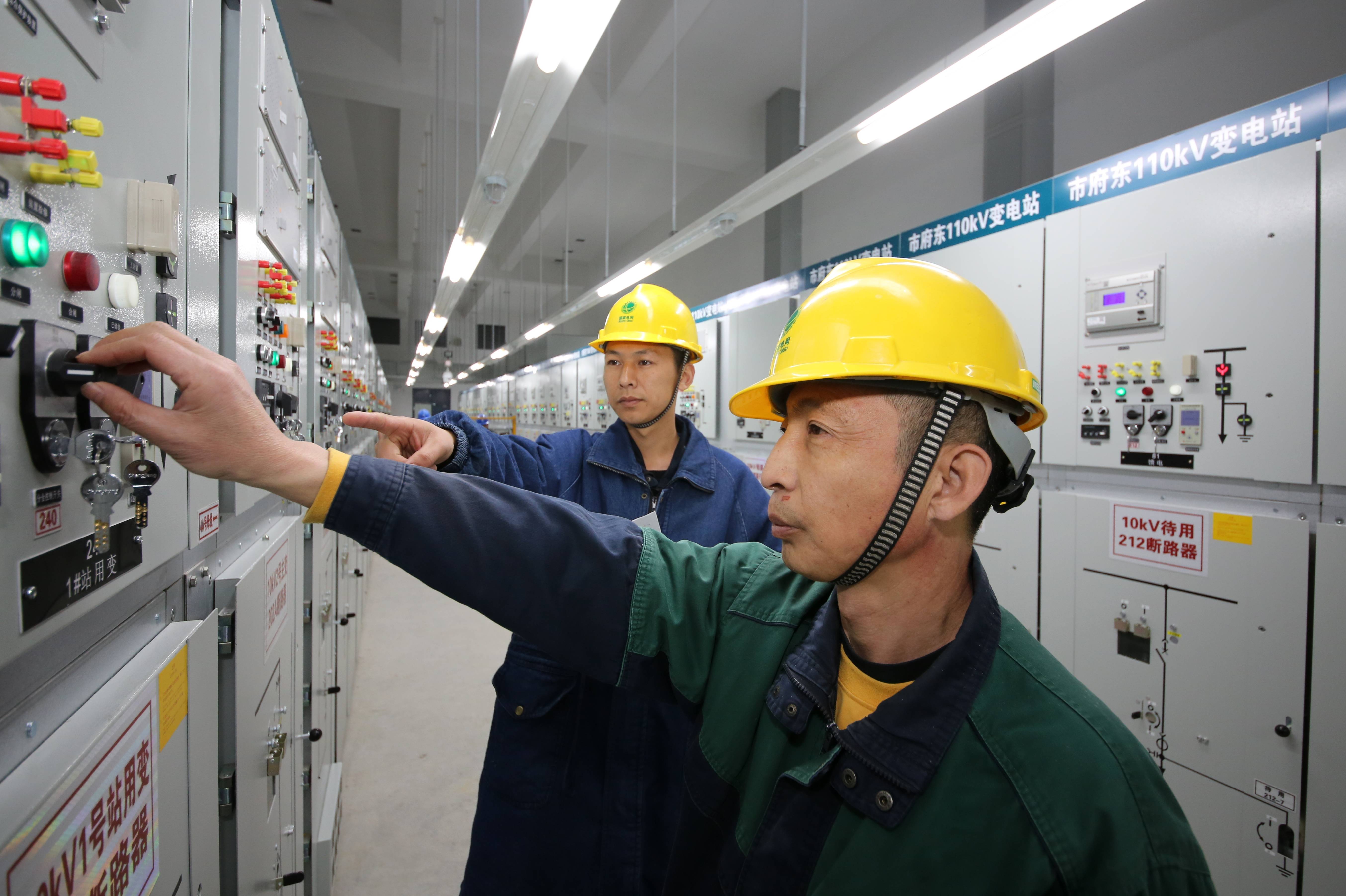 　　中国能源网丨于4月23日，北京城市副中心行政办公区配套110千伏市府东变电站内，电力运行人员正在主控室进行最后的送电操作。随着开关柜上的红色指示灯亮起，110千伏市府东变电站10千伏母线正式带电，这标志着行政办公区首批配套110千伏变电站全部竣工投产，为服务北京市级机关搬迁入驻、推进城市副中心整体建设提供了重要电源保障