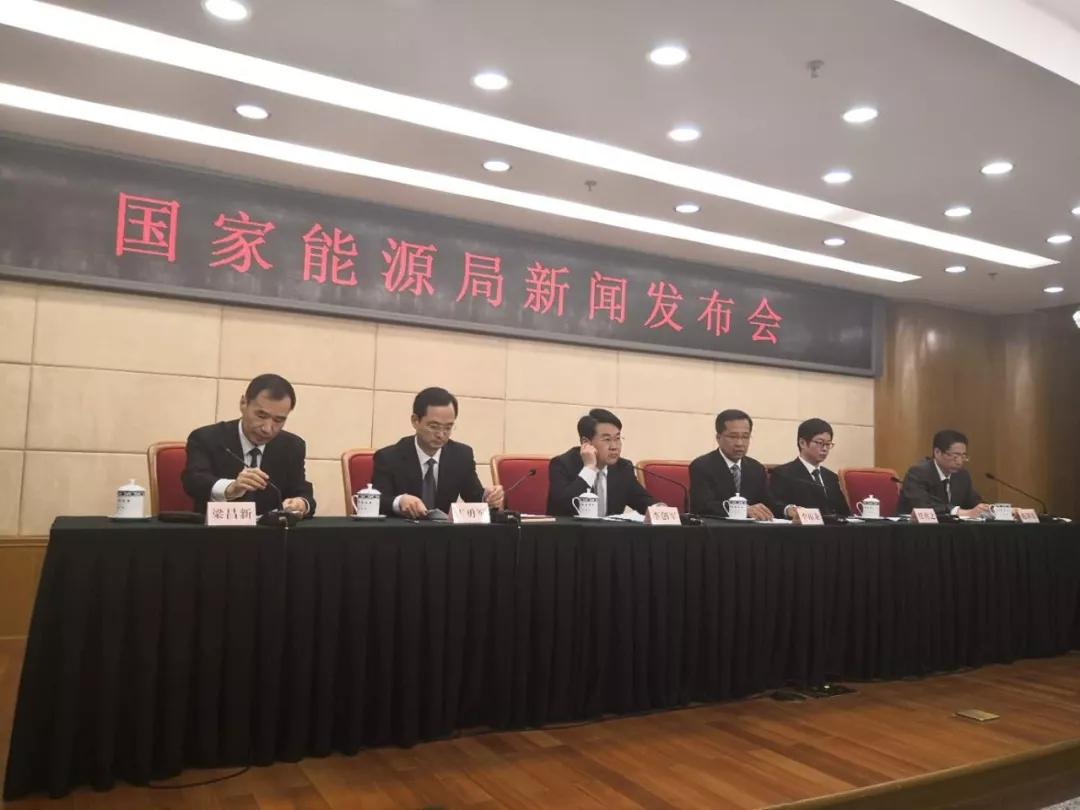 
	中國儲能網(wǎng)訊：4月24日上午，國家能源局舉行新聞發(fā)布會，對外發(fā)布2018年第一季度能源形勢、2018年第一季度可再生能源并網(wǎng)運(yùn)行情況、《光伏扶貧電站管理辦法》、《增量配電業(yè)務(wù)區(qū)域劃分實(shí)施辦法（試行）》解讀、以及截止到2017年底全國公告煤礦產(chǎn)能情況等內(nèi)容。


	 


	記者注意到，2018年第一季度棄水、棄風(fēng)、棄光率進(jìn)一步下降，風(fēng)電中東部和南部新增裝機(jī)占比超過50%，紅色預(yù)警的吉林和橙色的黑龍江棄風(fēng)棄風(fēng)率分別下降35.5個(gè)百分點(diǎn)、27.8個(gè)百分點(diǎn)，形勢好轉(zhuǎn)