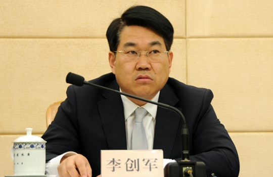 原标题：能源局：光伏发电要减少补贴依赖 从严控制发展规模            中新经纬客户端4月24日电 国家能源局24日举行例行新闻发布会，国家能源局新能源和可再生能源司副司长李创军指出，各地光伏发展一定要从当地实际出发，严格执行国家相关政策要求，不得自行扩大需要国家补贴的建设规模，对于擅自扩大规模和未批先建、先建先得的项目，不纳入国家补贴范围。 李创军强调，为更好推动光伏产业技术进步，实现行业健康有序发展，“我们还将会同国家价格主管部门进一步完善光伏发电电价机制，进一步加快光伏发电电价退坡速度，进一