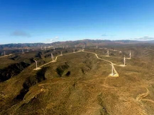 
	
                    
	【电缆网讯】当地时间4月20日，智利蓬塔风电场WTG28号风机吊装完成，至此，该风电场全部32台风机吊装工作圆满完成！

	

	据悉，蓬塔风电场项目是国家电投海外公司2016年并购太平洋水电后推动开发建设的绿地项目之一，该项目总装机容量为80MW，安装32台金风科技GW121/2500风机，建成后年发电量预计为2.82亿度，每年可减少碳排放16.5万吨。

	风电场配套建设一座220kV升压站，该升压站作为智利国家电网调度机构指定的枢纽站之一将接入场区周