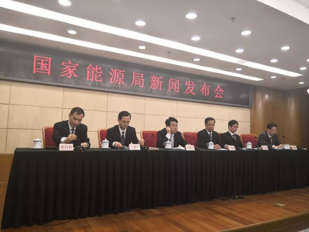 原标题：国家能源局：光伏扶贫电站申报材料半数未审核通过             “按照我们的政策要求，一户贫困户对应的是5-7千瓦，比如有的地方报了100户，但是申报规模远远超过了上限的700千瓦，超过了我们相应的可以批复的规模。”4月24日，在国家能源局举行的新闻发布会上，新能源和可再生能源司副司长李创军表示，将在今年适时下达“十三五”第二批光伏扶贫计划