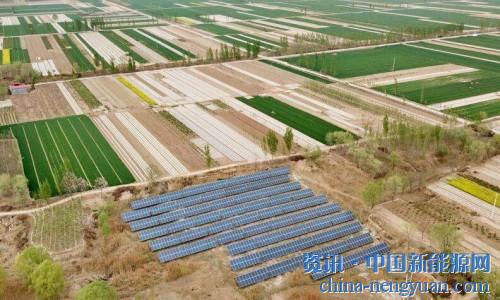                                                                                                                                                                     
	　　4月24日，國家能源局舉行新聞發(fā)布會(huì)，解讀光伏扶貧電站管理辦法等。能源局新能源和可再生能源司副司長(zhǎng)李創(chuàng)軍在發(fā)布上表示，光伏扶貧只是產(chǎn)業(yè)扶貧的眾多方式之一，不是唯一方式，不能&