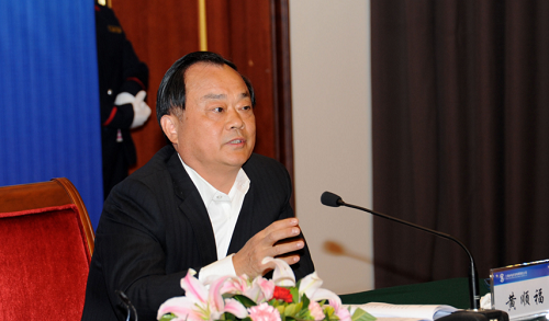 原标题：川投集团前董事长被判15年罚800万 涉内幕交易和巨额受贿                            川投集团原董事长 黄顺福  和讯网消息 4月25日，川投集团原董事长黄顺福涉内幕交易的判决书在网上公布开来，在2008年期间，其指使妻子内幕“川投能源”股票，非法获利663万元。与之同时，黄顺福还利用职务之便收受巨额贿赂1409万元