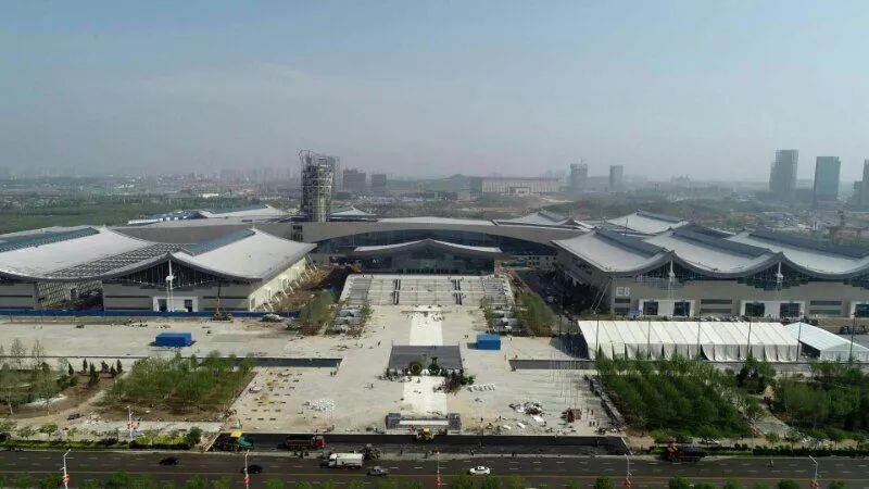 原标题：赞！石家庄这一新的地标性建筑一不小心拿了个世界第一！              全球最大悬索结构、国内首个“绿色三星”、北方地区面积最大……石家庄国际会展中心有着数个光环。  明天，第十一届中国·石家庄（正定）国际博览会将在此举行，这也是该中心迎来的首位“客人”