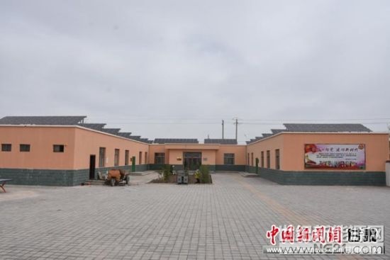 

2017年，瓜州县投资50万元，在广至乡新堡村村委会屋顶上安装了60千瓦光伏太阳能板，9月份并网发电，平均一天发300多度电，至目前，已发电2万多度，一年可以收入6万元。

“村级光伏电站是个节能环保、不需要人工、稳赚不赔的好产业，光伏板脏了擦一下就好了，只要有太阳就可以源源不断的增加村集体收入