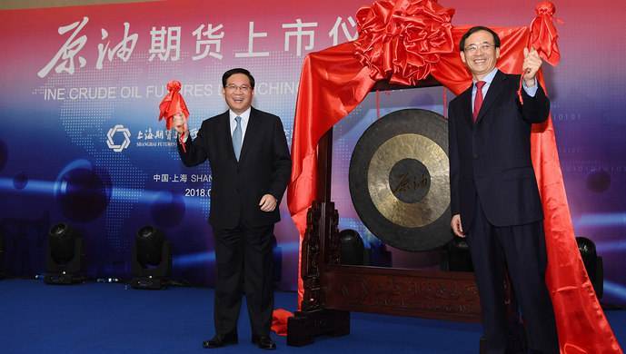 原标题：想投资中国原油期货资格不够怎么办，这篇文章告诉你            3月26日上午9时整，中国原油期货在上海期货交易所正式上市交易，从酝酿到正式上线，历经17年的探索。也是我国期货市场对外开放的第一个品种,其意义重大