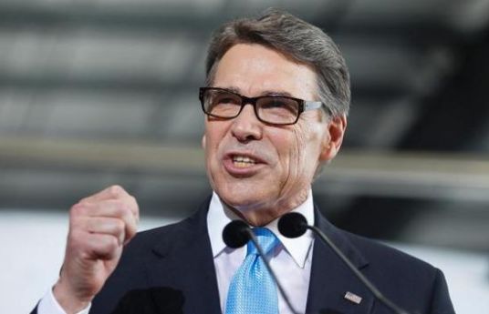 原标题：回归化石能源并不是“率性”？如今美国的能源政策该如何解读？             △美国能源部长里克·佩里 3月初，美国能源部长里克·佩里在休斯顿举行的第37届“剑桥能源”会议主旨演讲中指出，美国当前及今后一个时期的能源政策可以概括为“能源新现实主义”。笔者在会议现场见证了佩里的演讲